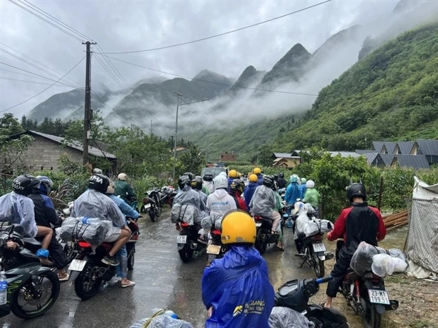 Police assist 400 foreign tourists stranded by floods in Ha Giang