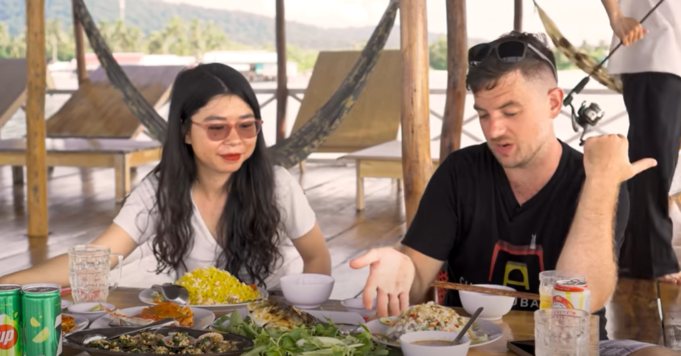 American chef visits floating restaurant in Phu Quoc, praises 'raw' specialties