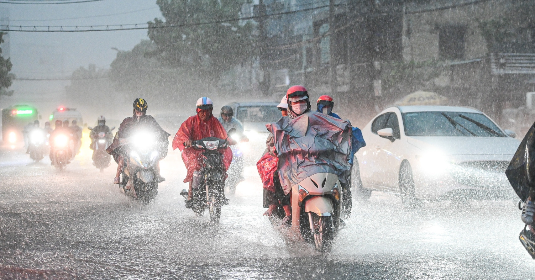 Northern VN to experience heavy rain, central region to face prolonged heatwave
