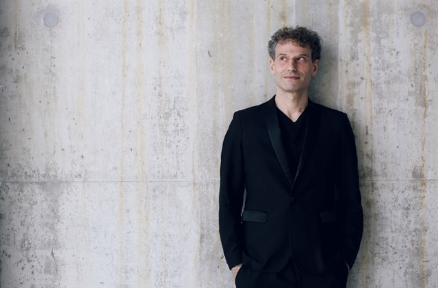 French conductor/pianist to host concert tour in VN