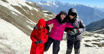 Hanoi mother leads her children to conquer 4,575m snow-capped peak
