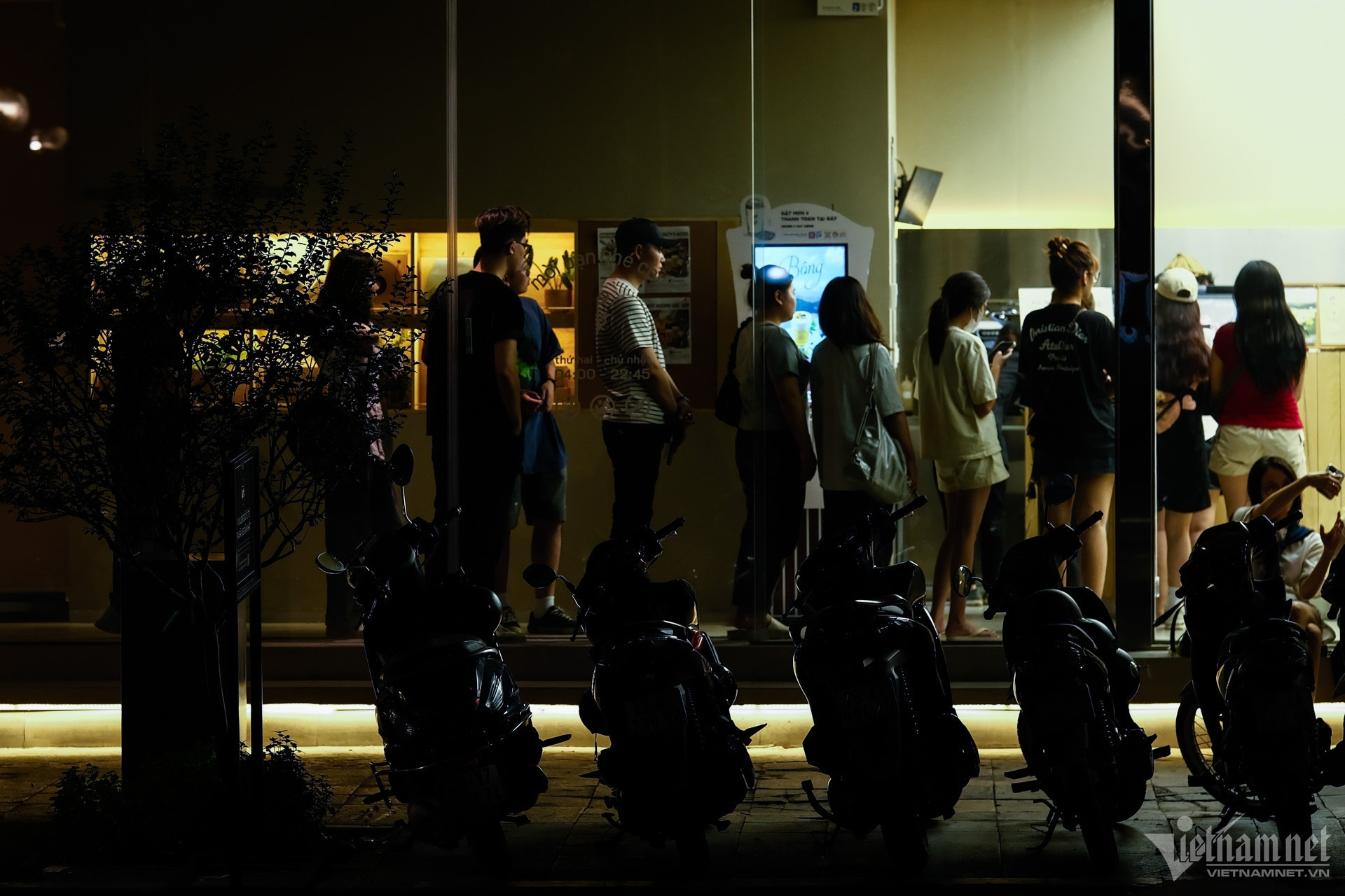 Hanoians queue from 4am for coffee