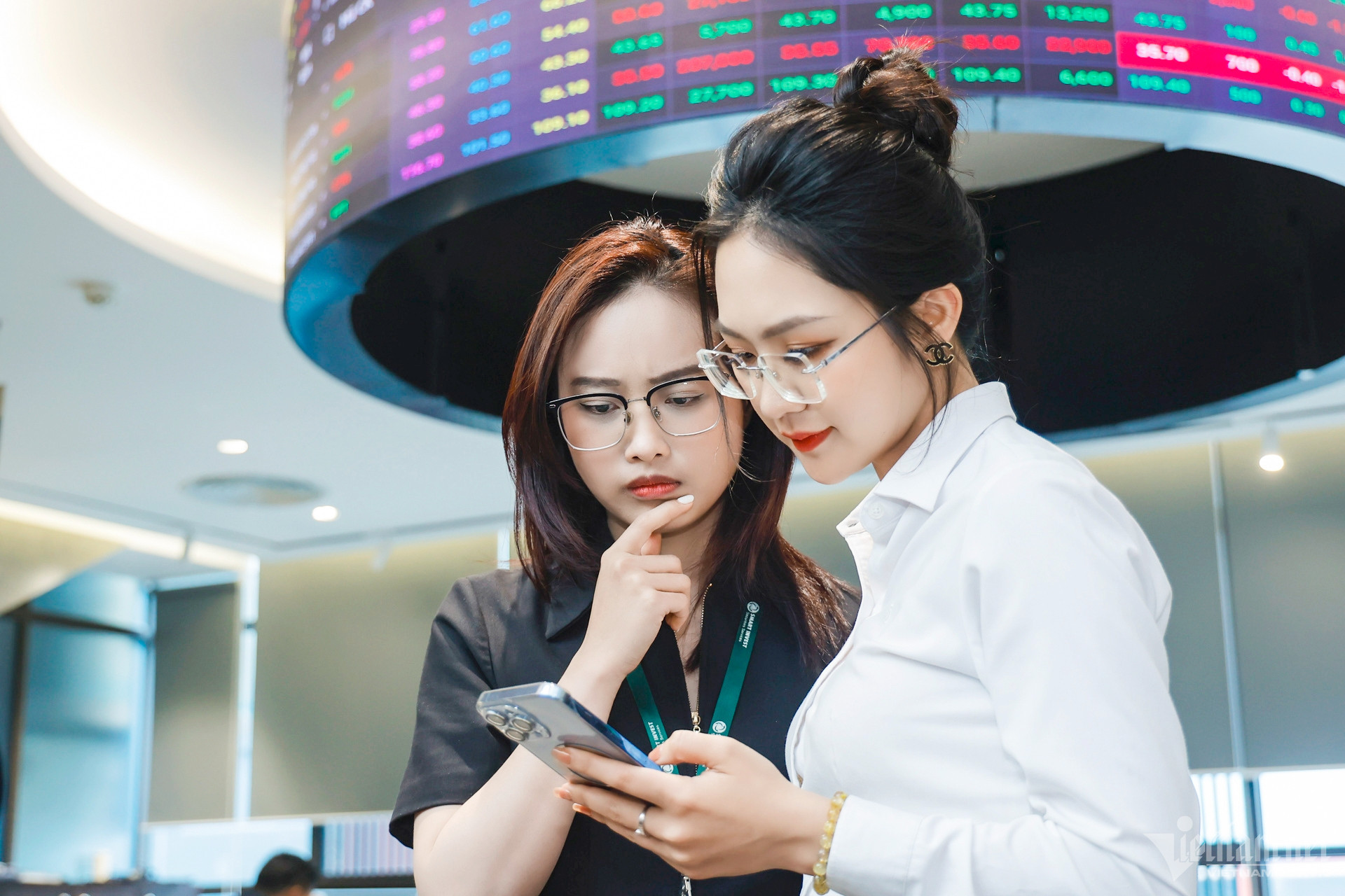 W-chứng khoán.jpg