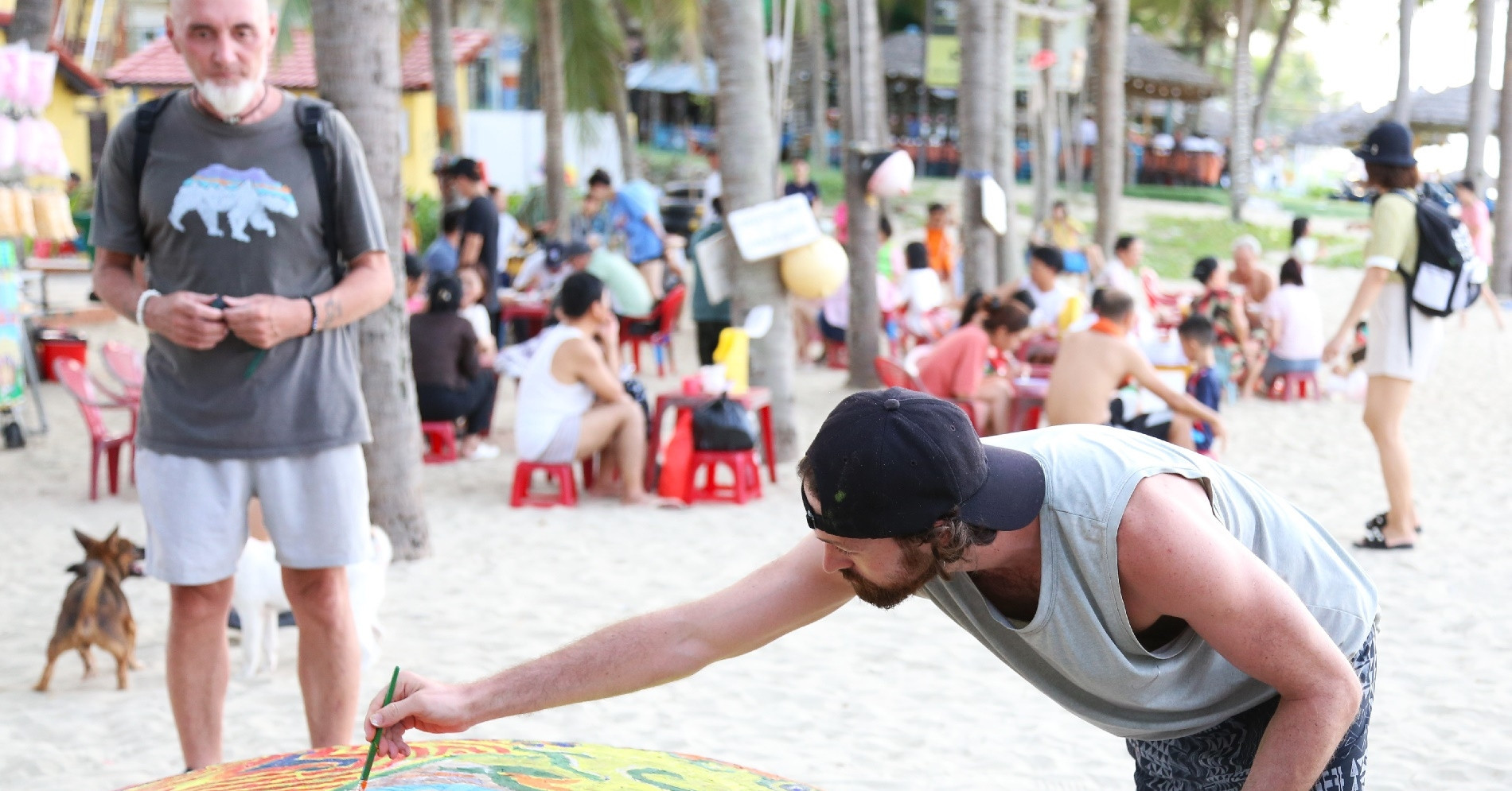 Tourists delight in basket painting at Hoi An's renowned Cua Dai Beach