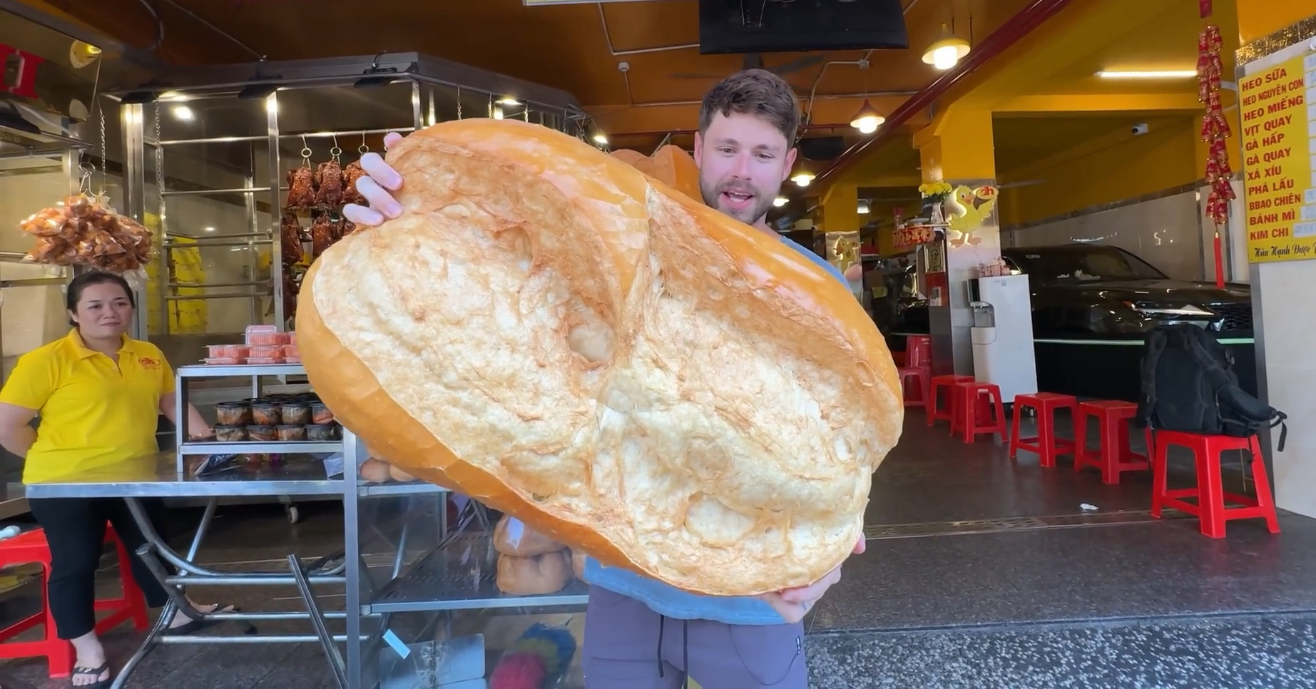 American blogger astounded by 5kg Vietnamese sandwich in HCM City