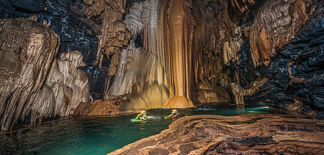 Ethereal beauty of 'hanging' lake on Quang Binh cave wall