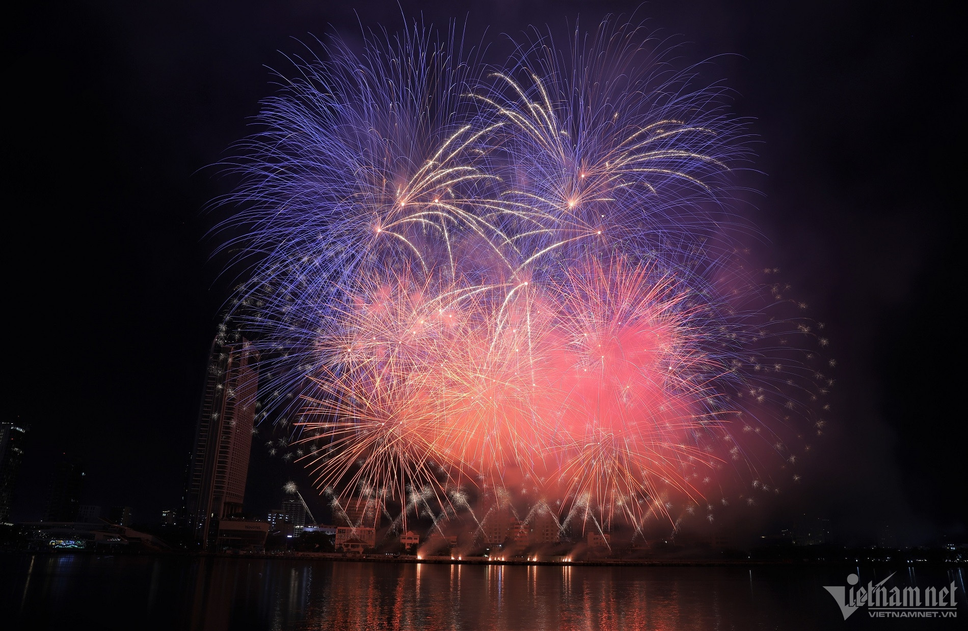 Han River dazzles with spectacular fireworks from US and Italian teams