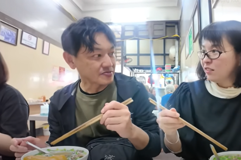 Japanese couple enjoy pho in Hanoi