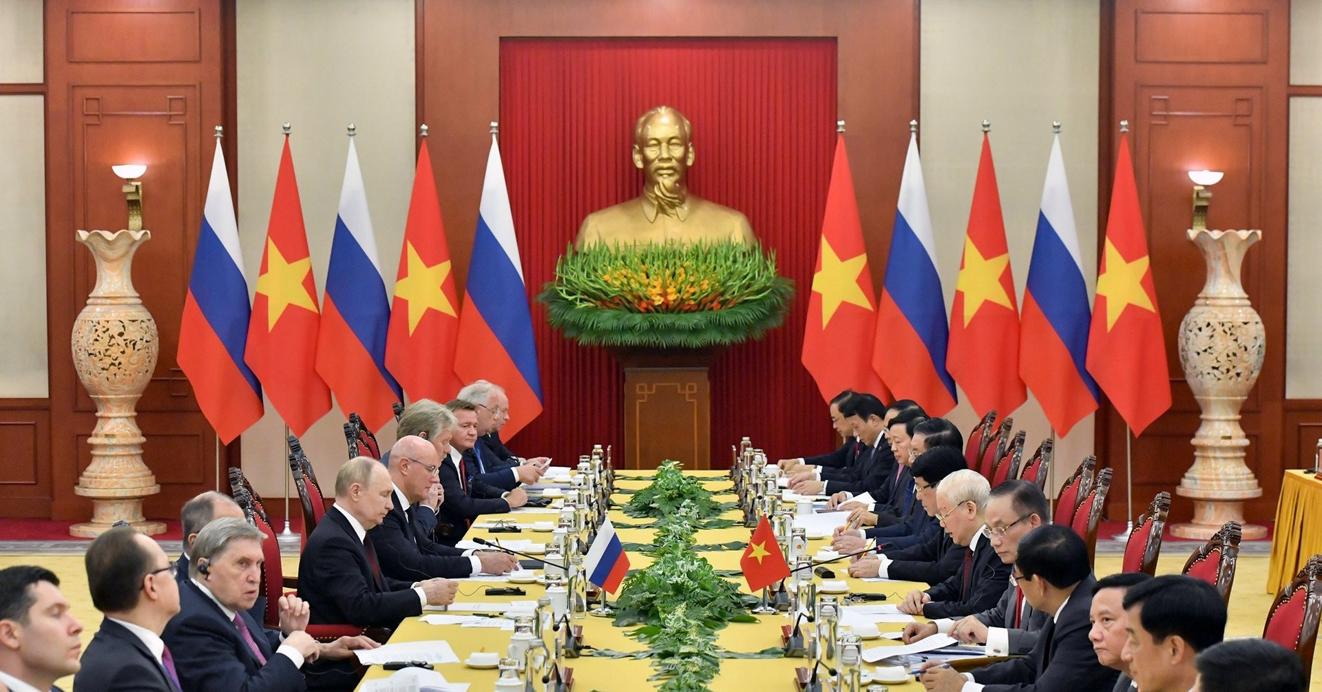 Party Chief Nguyen Phu Trong holds talks with Russian President Vladimir Putin