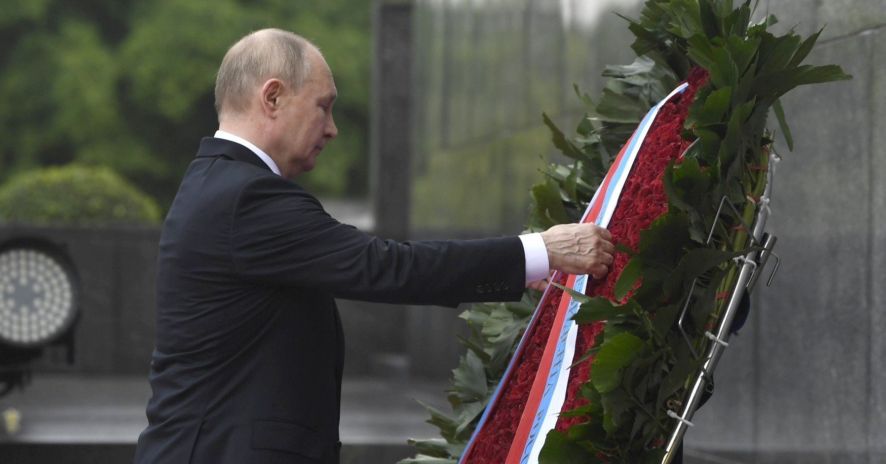 Russian President visits Ho Chi Minh Mausoleum, honors Vietnam's heroic martyrs