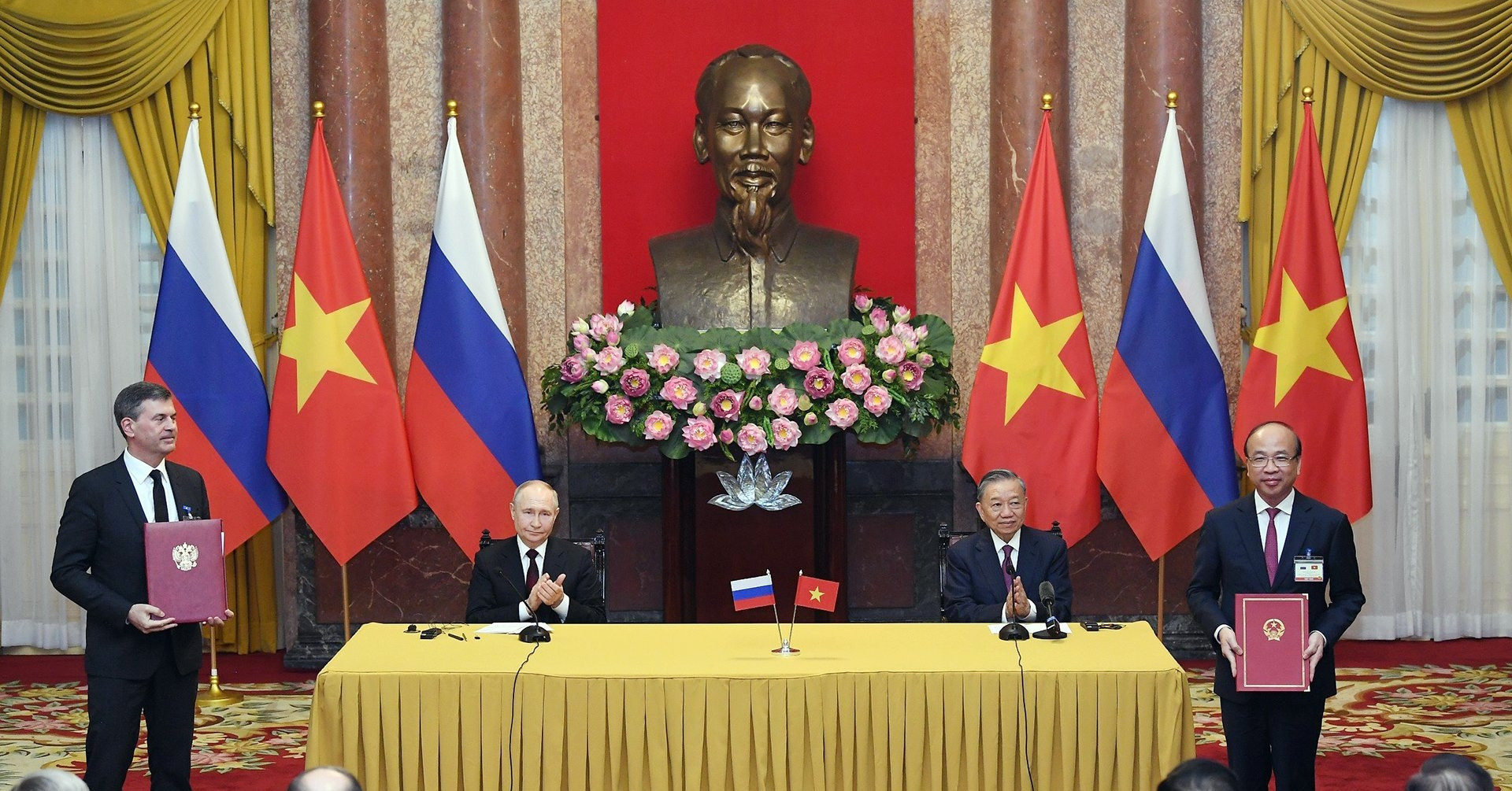 Vietnam and Russia sign 11 cooperation documents