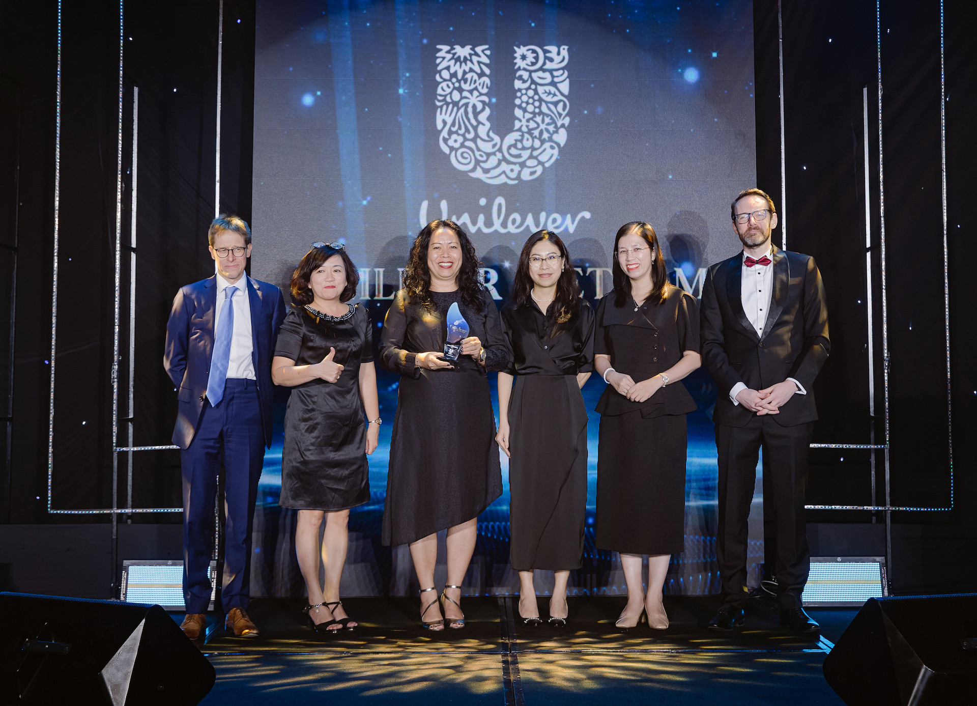 Bà Nguyễn Thị Bích Vân đạt giải thưởng Great leadership Lãnh đạo doanh nghiệp xuất sắc tại Britcharm The Great Awards 2024 (2).JPG