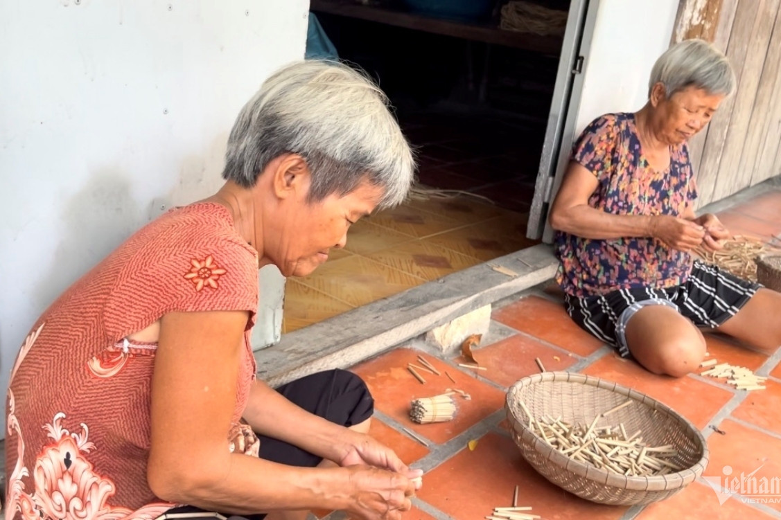 Two sisters grow up together, rely on each other for support