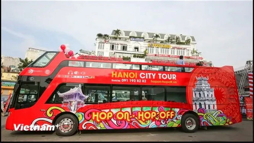 Hanoi to launch double-decker bus tour to Bat Trang pottery village