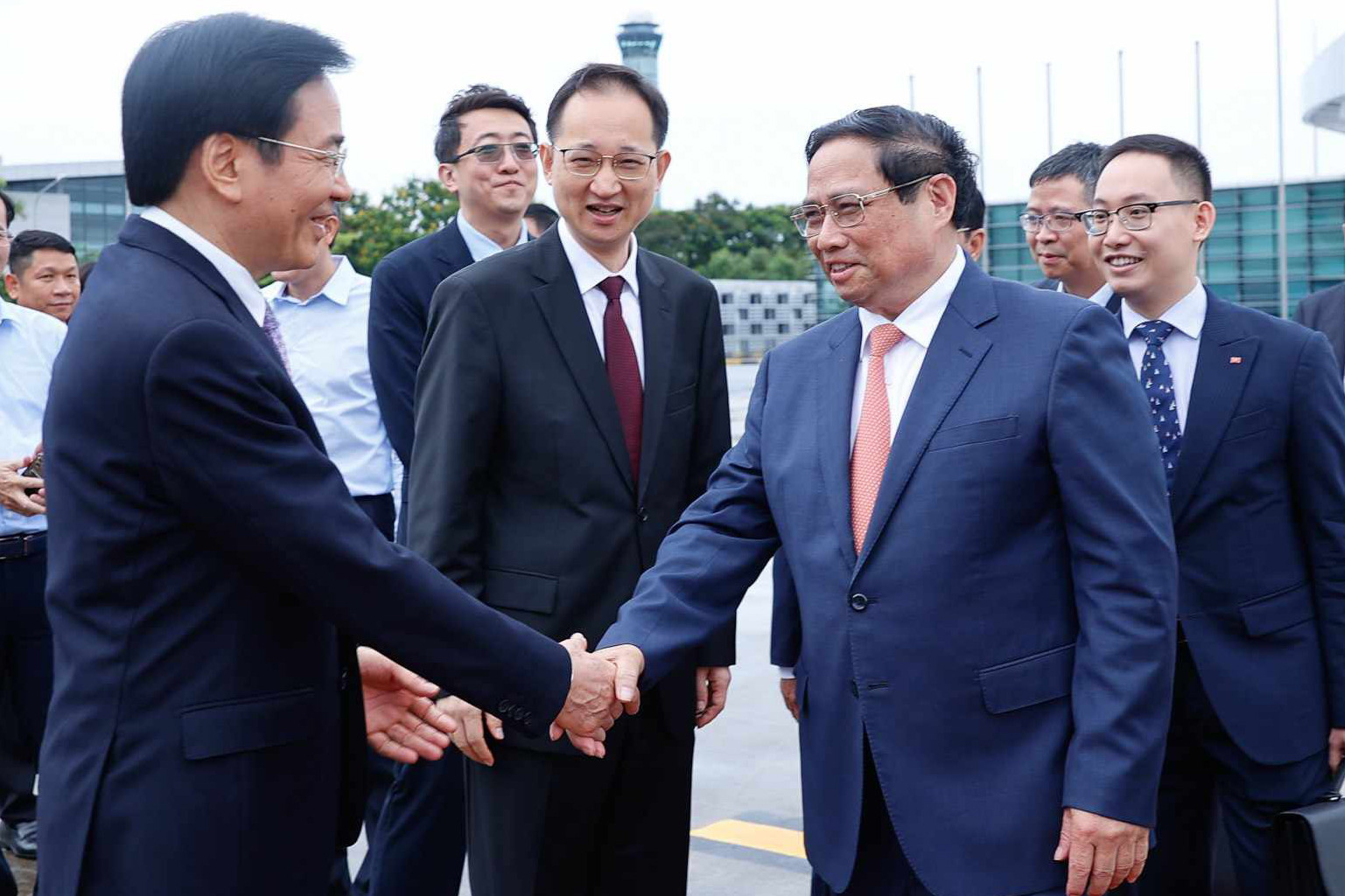 thu tuong tai noi bai