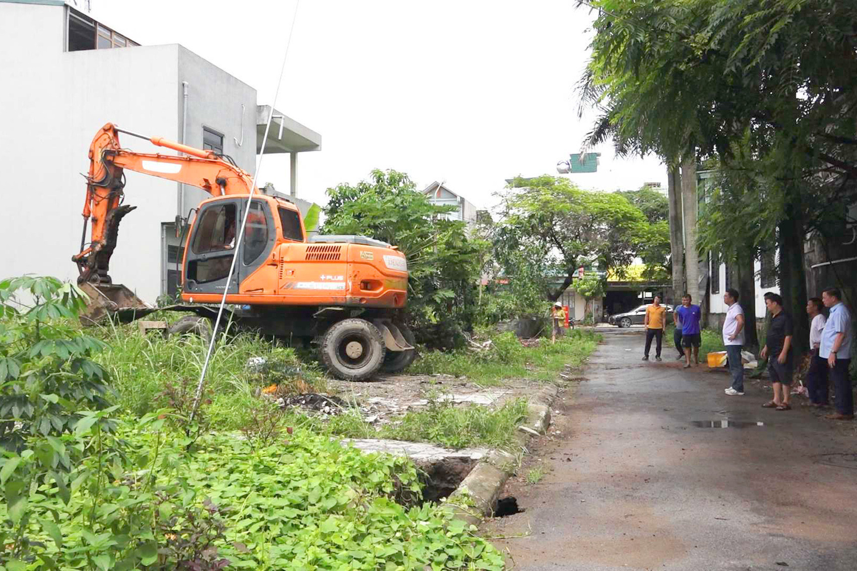 3 đc đinh ngọc chiến phó chủ tịch tt ubnd tp cẩm phả chỉ đạo công tác khắc phục sụt hố tại tổ 1 khu nam sơn 2 phường cẩm sơn .jpg