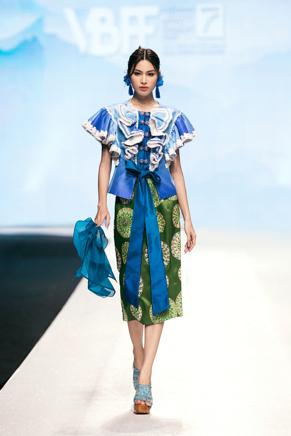 Vietnam beauty queens light up the stage at Fashion Fest 2024