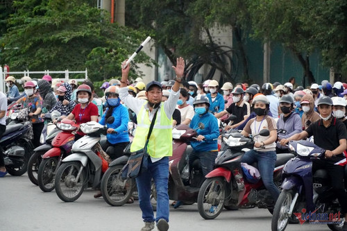 Man volunteers to help control traffic flow in Thanh Hoa