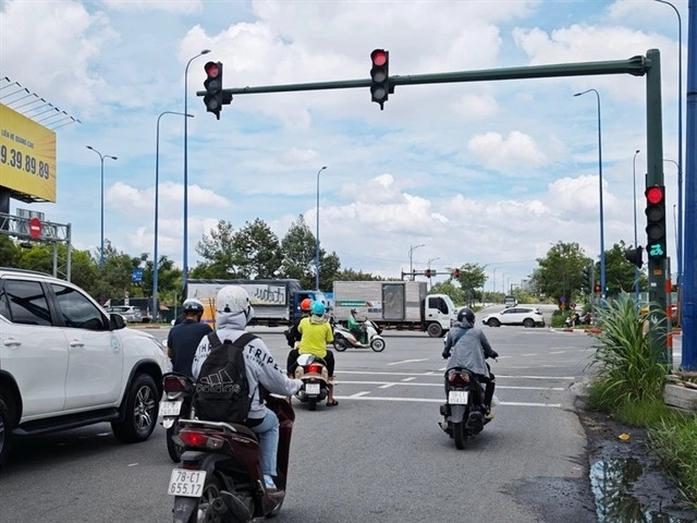 HCM City tests removing countdown timer displays on traffic light systems