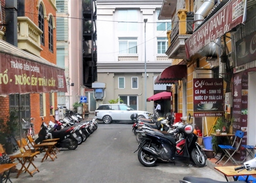 Pilot sidewalk usage fee collection proposed in Hoàn Kiếm District