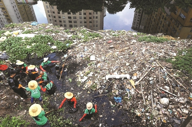 Young volunteers of Hanoi Xanh clean up the rivers of the city