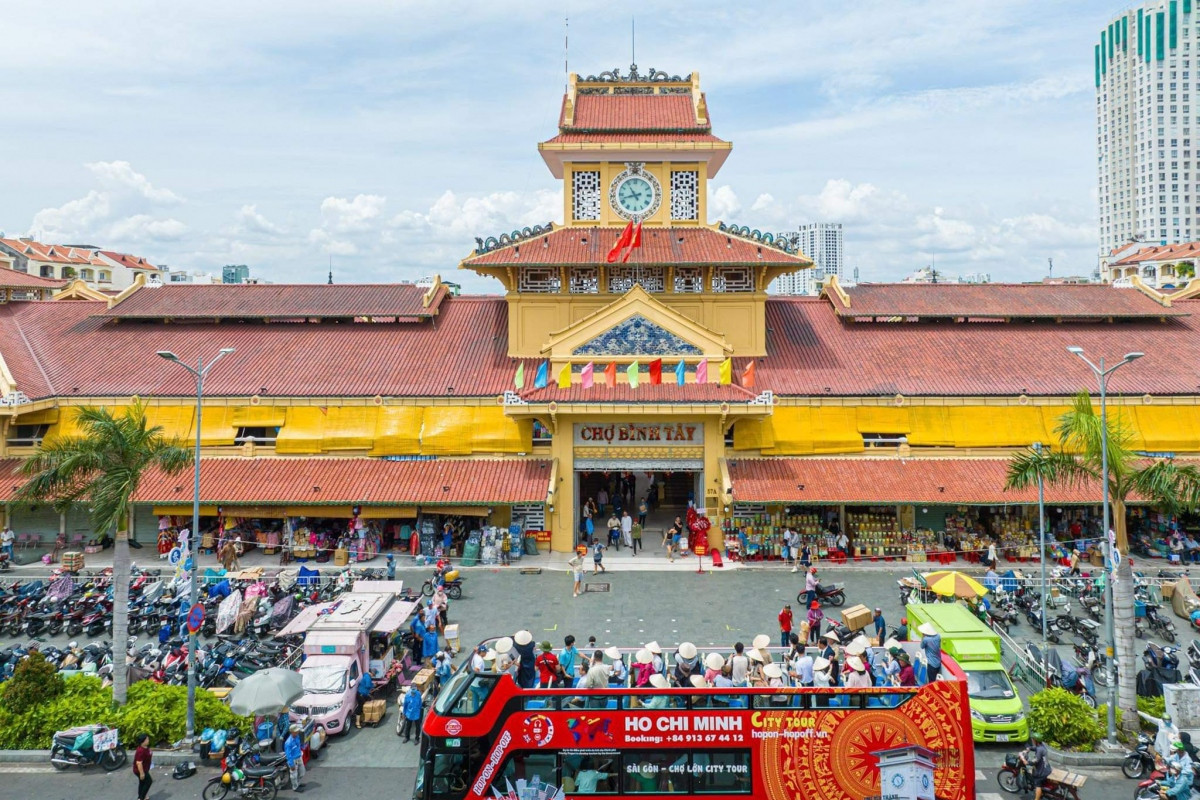 Double-decker bus service on Sai Gon-Cho Lon route officially launched