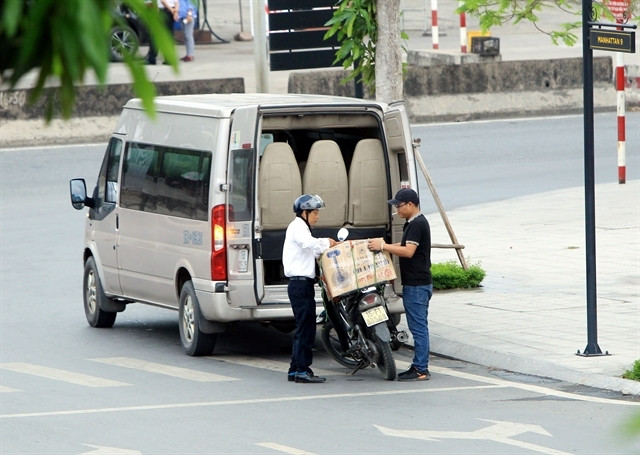 Hanoi cracks down on illegal taxis and unauthorised bus stops