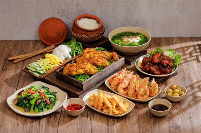 Cơm niêu, a tasty simple dish, lures both local and foreign foodies