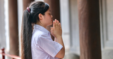 9th graders flock to Temple of Literature to pray for luck