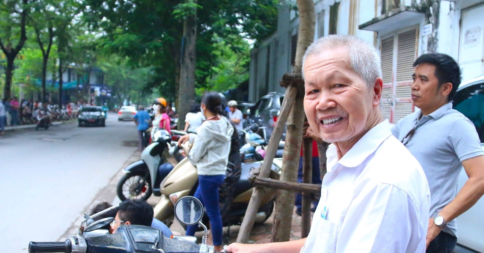 80-year-old father drives his son to high-school entrance exam in Hanoi