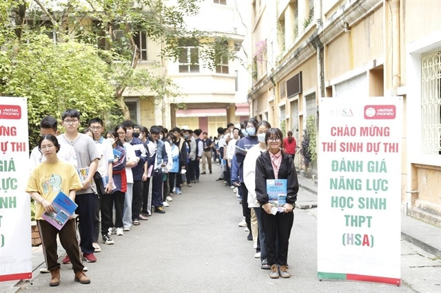 Height requirement for student applicants at university in Hanoi needs review