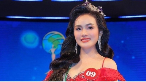 Former bank executive crowned Mrs Earth Vietnam 2024