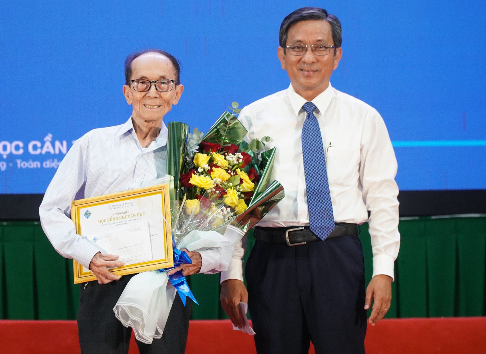 Cụ ông học thạc sĩ.jpg