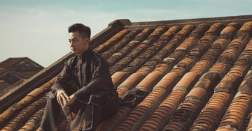 Famous singer criticized for taking photos on ancient roof in Hoi An