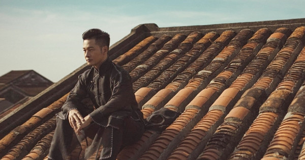 Famous singer criticized for taking photos on ancient roof in Hoi An