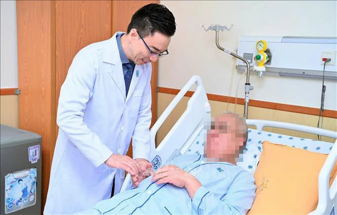 Vietnamese doctors successfully treat foreign surgeon with rectal cancer