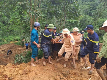Ha Giang landslide buries mini bus, kills nine