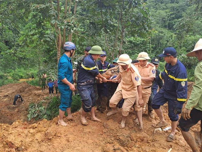 Ha Giang landslide buries mini bus, kills nine