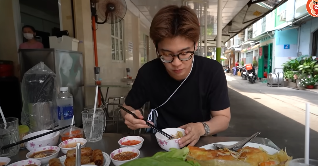 Thai YouTuber falls for Vietnamese banh xeo and street food