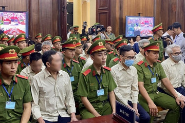 HCM City court begins trial of corruption case at Vietnam Register