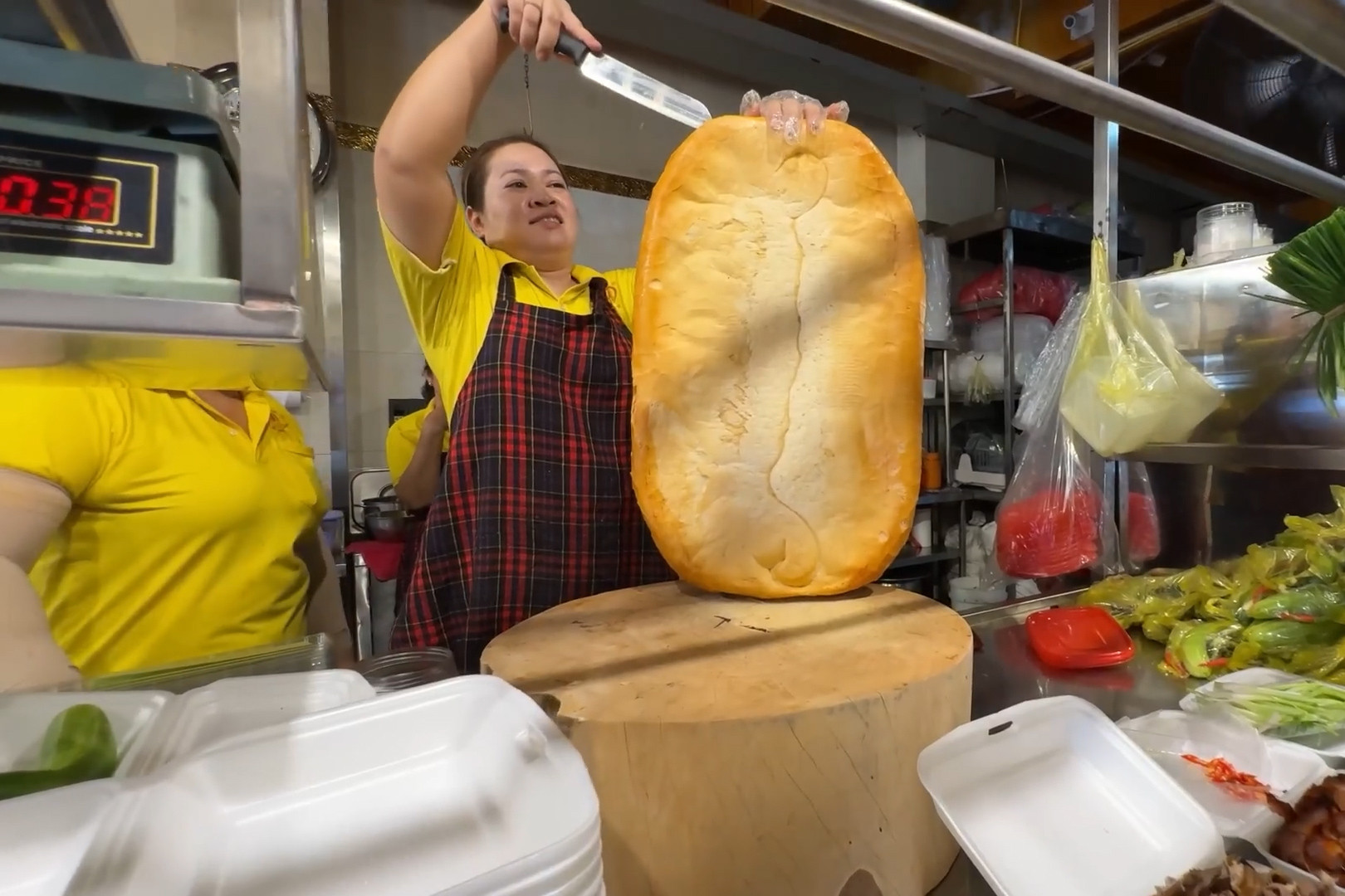 American expat surprised about supersized Vietnamese sandwich