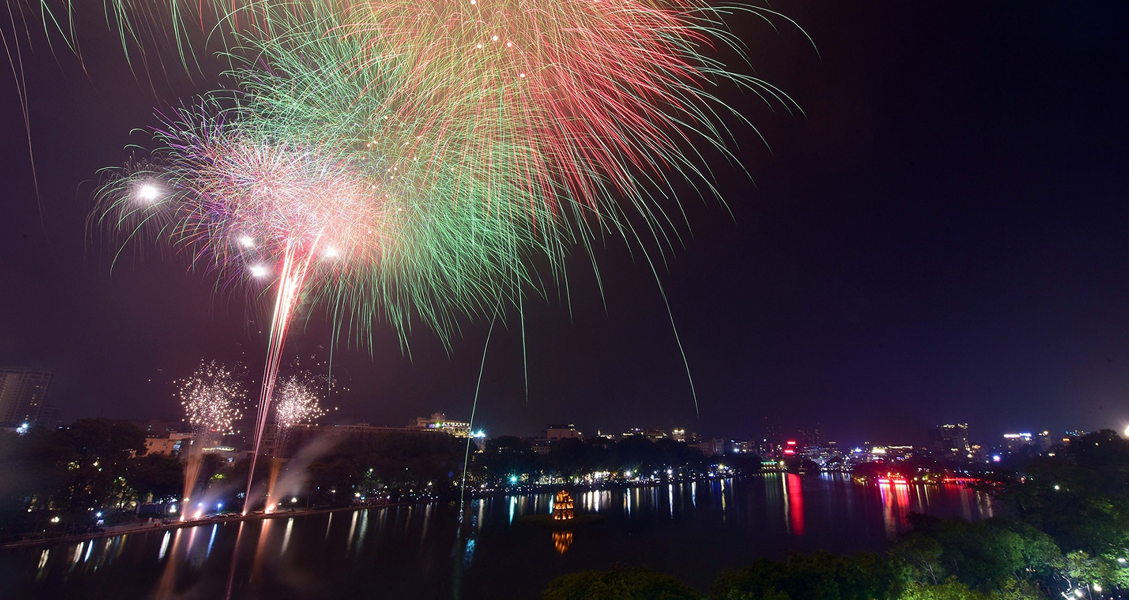 Hanoi announces 30 fireworks shows for October 9 to mark historic anniversary