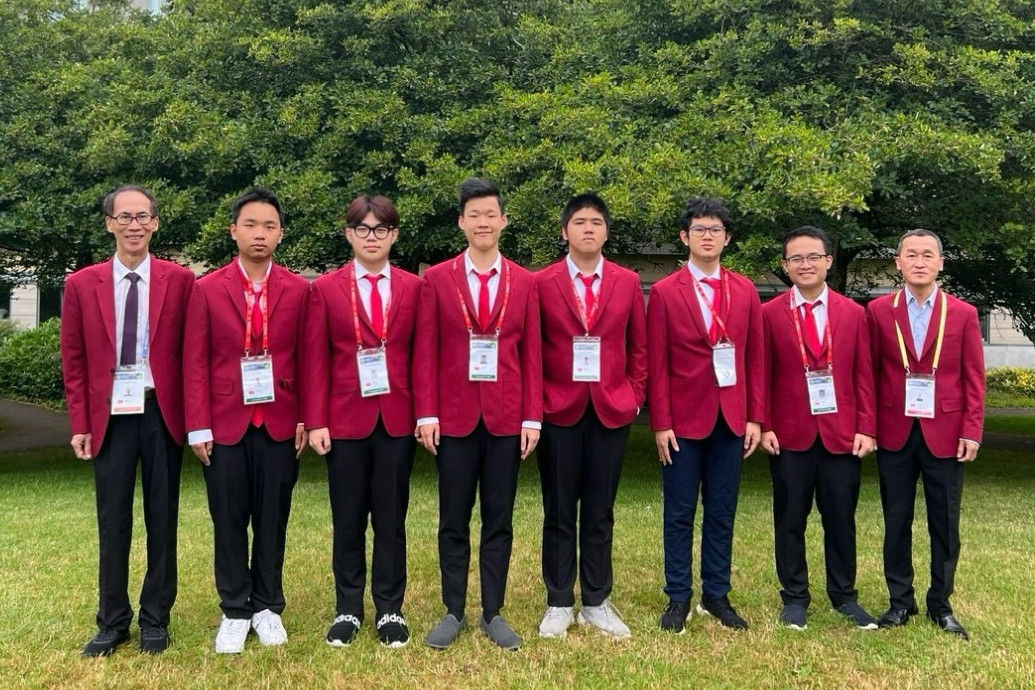 Đội tuyển Việt Nam tham dự Olympic Toán học quốc tế 2024.jpg