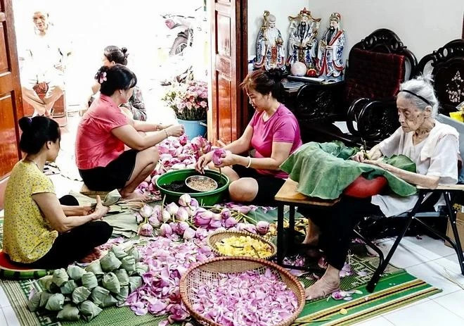 Hanoi develops craft villages with lotus products