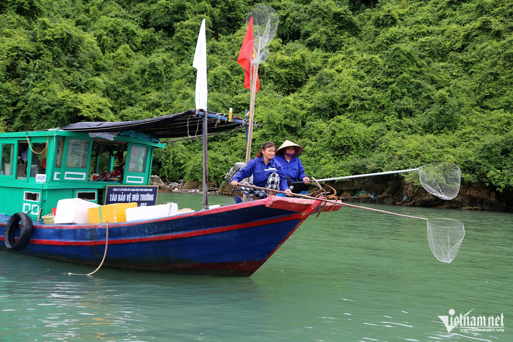 The people who quietly clean Ha Long Bay every day