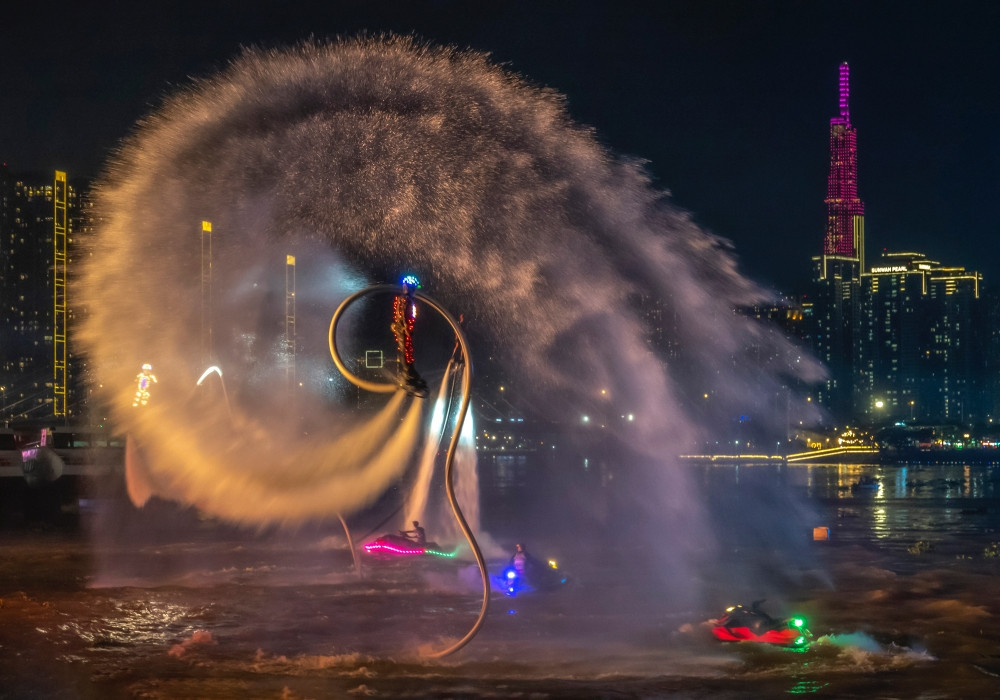 batch_dd2 kvhcm_2024 hcb nguyen tan nghia 19589797 flyboard trong le hoi song nuoc.jpg