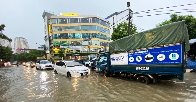 Floodwaters inundate Hanoi streets after Typhoon Prapiroon downgrade