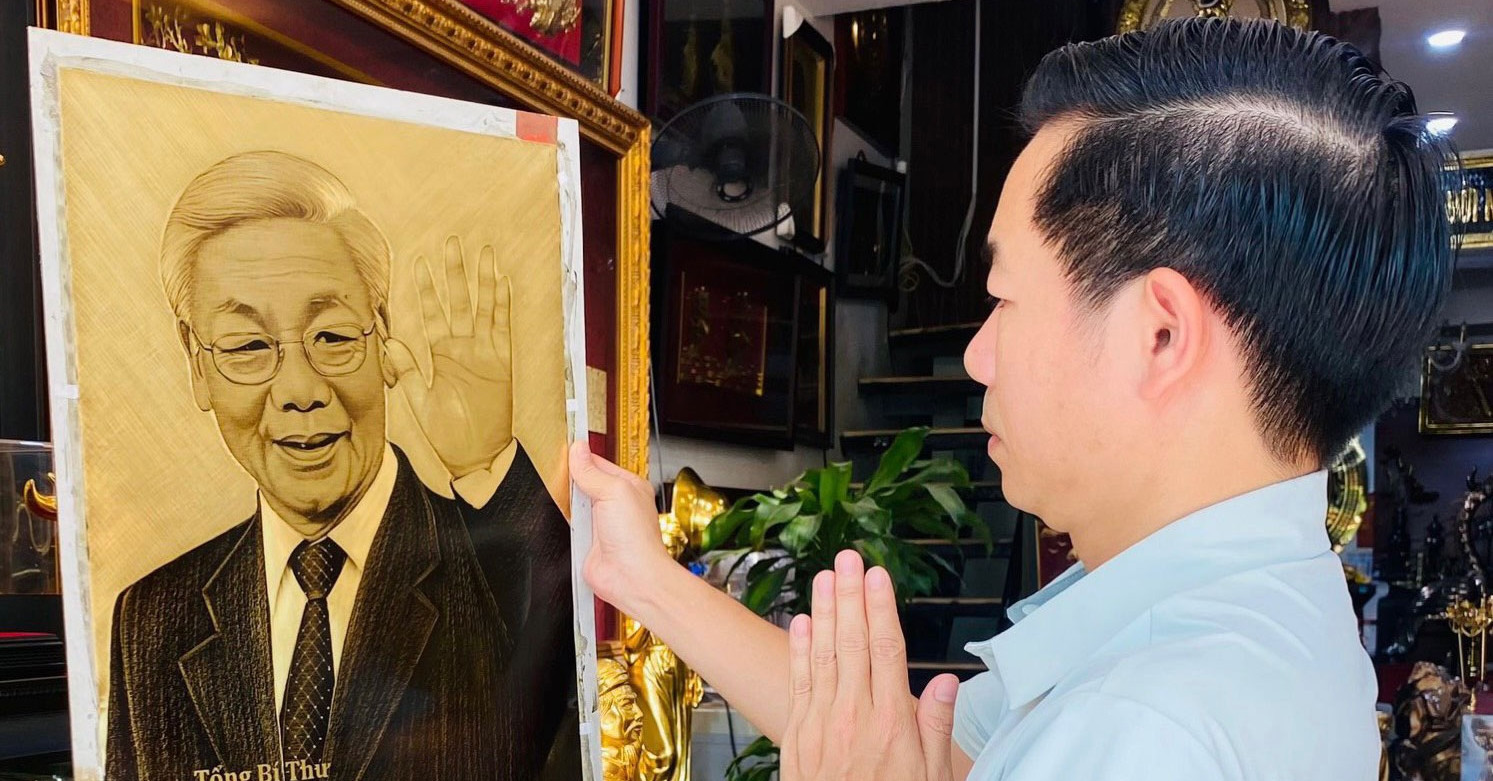 Artist stays up all night carving portrait of General Secretary Nguyen Phu Trong