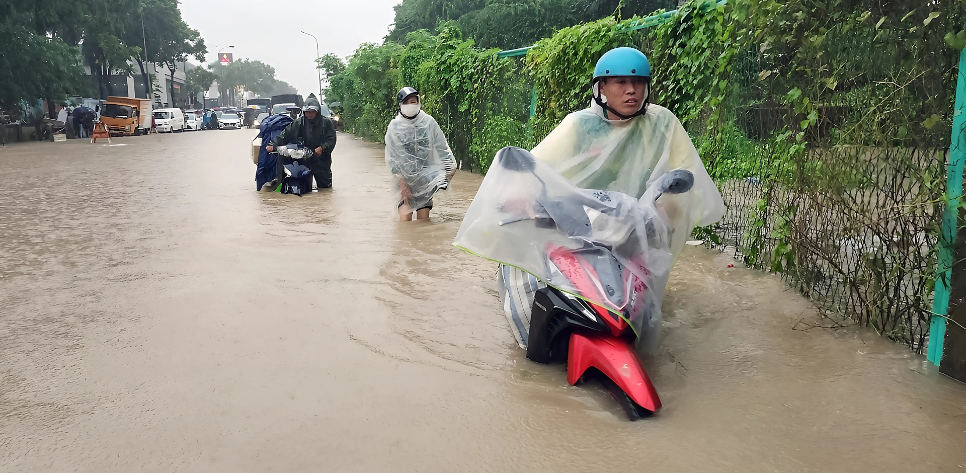 Hanoi: Heavy flooding on Thang Long Boulevard causes severe traffic congestion