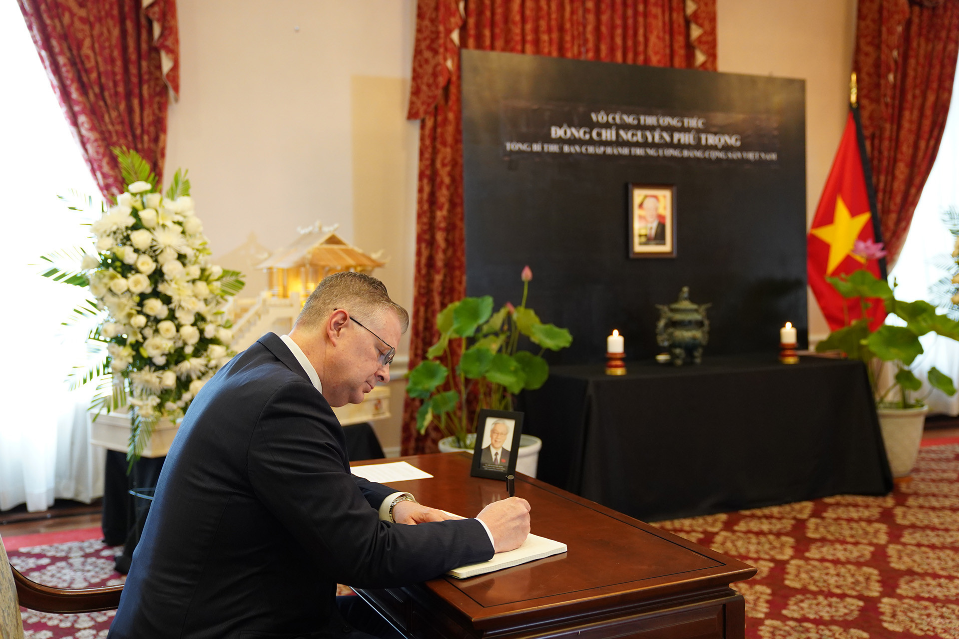 Trợ lý Ngoại trưởng Daniel Kritenbrink ghi sổ tang.JPG